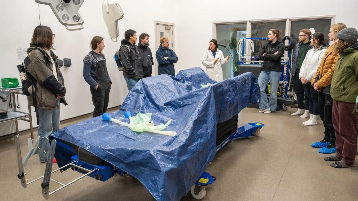 studenten bezoeken brookfield hospital